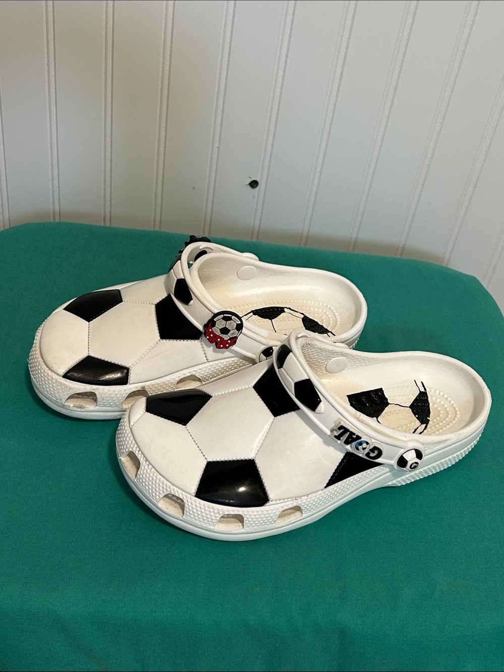 CROCS - Classic Soccer Ball Clog - SZ: j6 - Picture 6 of 10